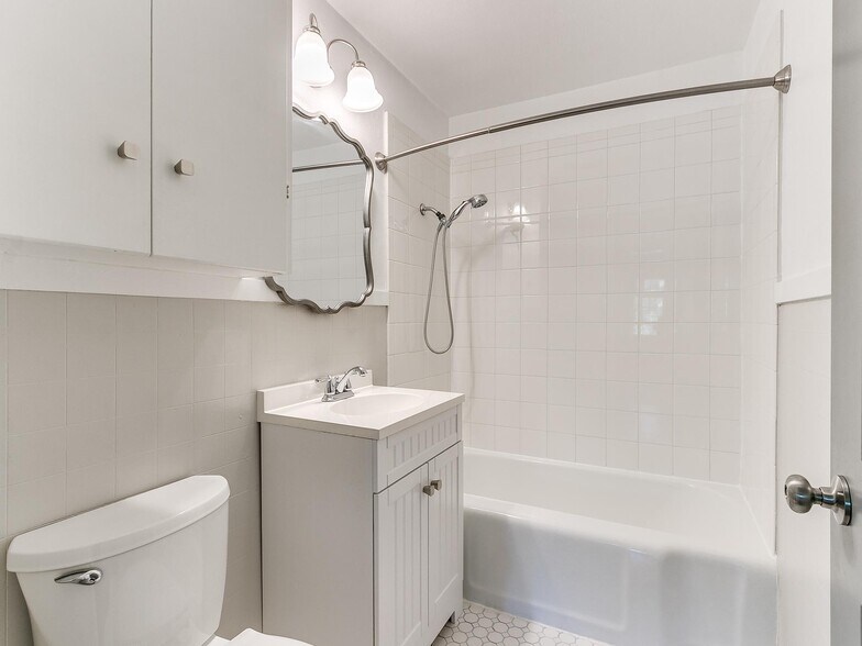 Building Photo - 703 Dakota St