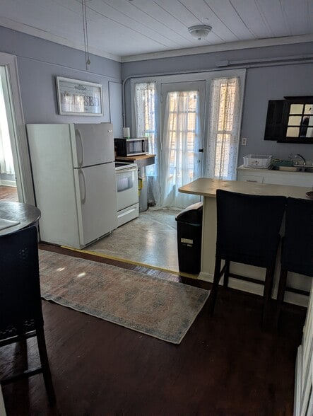 Building Photo - 208 Sutton St