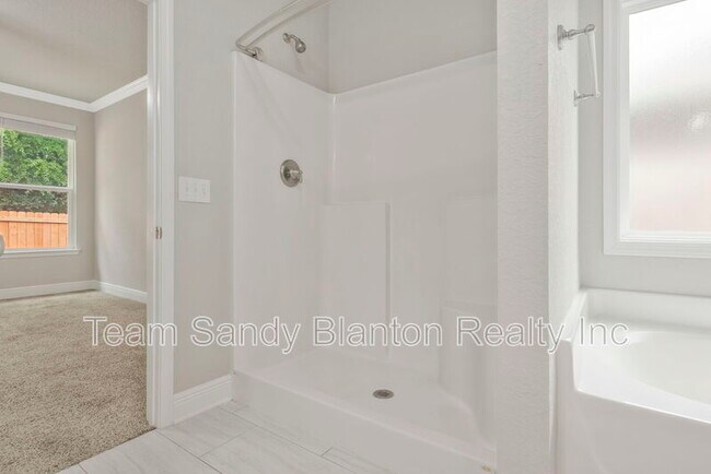 Building Photo - 5402 Parkside Dr