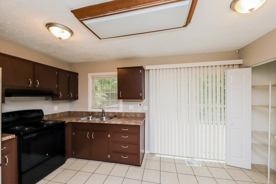 Building Photo - 2870 Valley Brook Dr SW