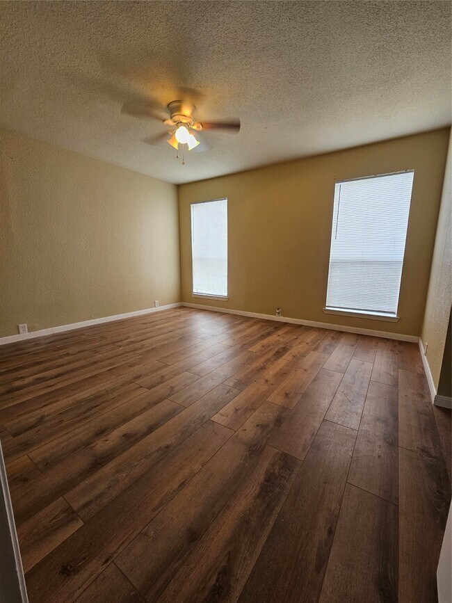 Building Photo - 3303 W Greenridge Dr