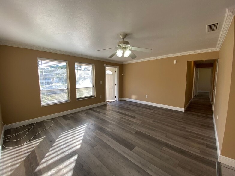 Building Photo - 3/2 Move In Ready