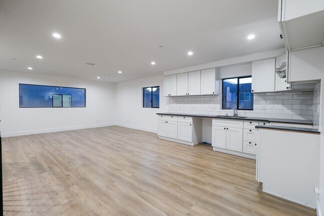 Building Photo - 4647 Pickford St