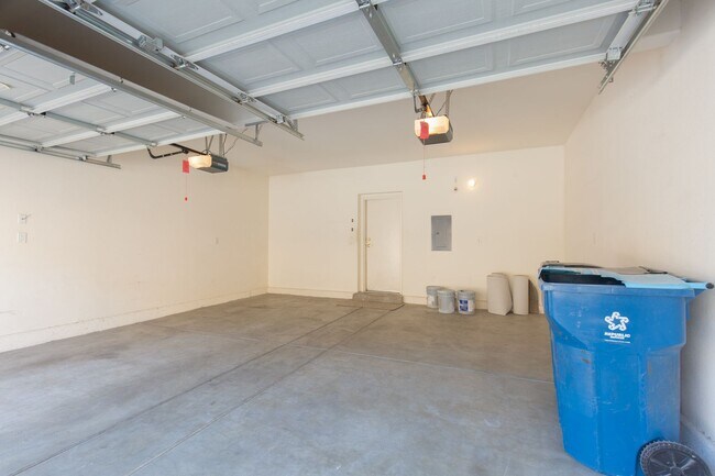 Building Photo - NW townhome with 2 car garage in gated community.