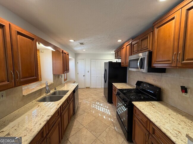 Building Photo - 3573 Clearview Dr