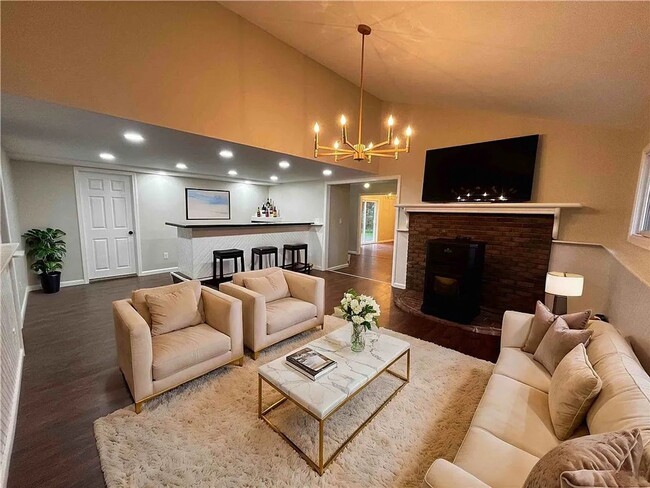 Building Photo - 4 bedroom 2 Bathroom Luxury Rental!
