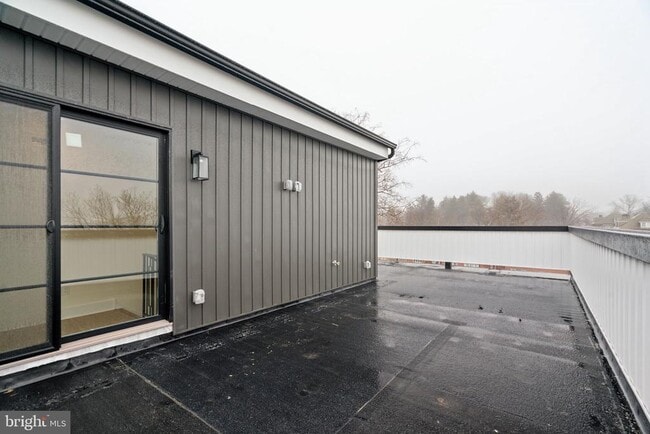 Building Photo - 7519R Ridge Ave