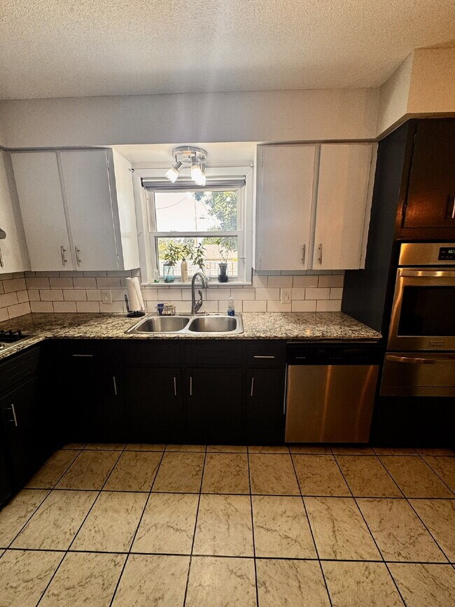 Building Photo - 922 S 15th St