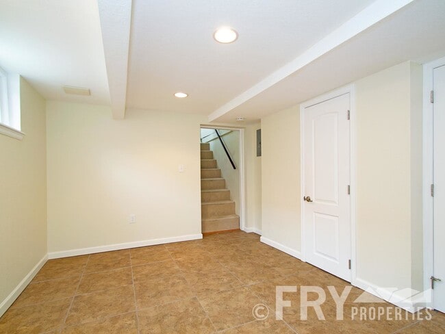 Building Photo - Classic bungalow with modern finishes in burgeoning Regis neighborhood.