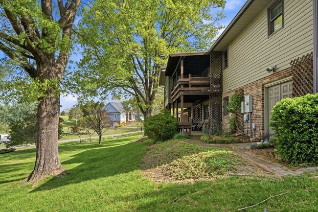 Building Photo - 1721 Plank Dr