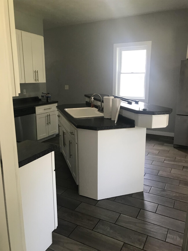 Building Photo - 1122 S 9th St