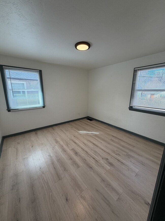 Building Photo - Newly remodeled one bedroom apartment