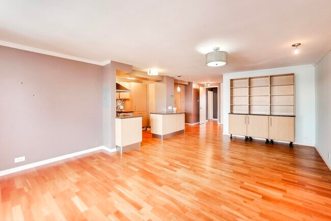 Building Photo - 2909 N Sheridan Rd