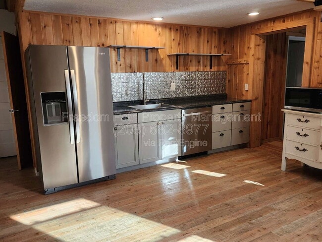 Building Photo - 20 Lilac Ln