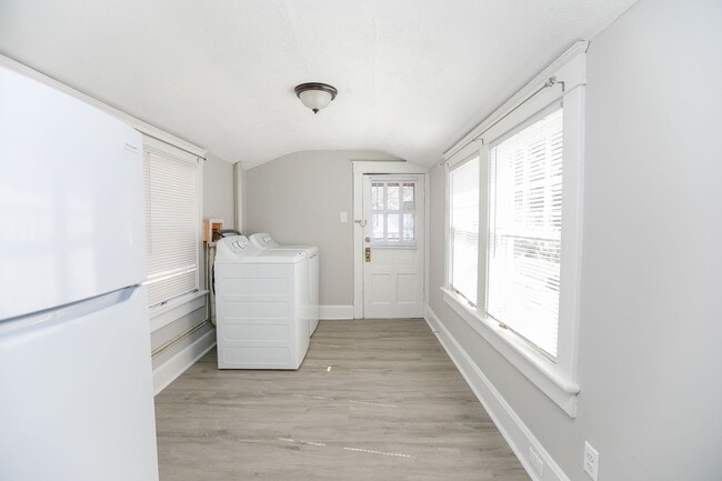 Building Photo - Spacious apartment for rent in Portsmouth ...