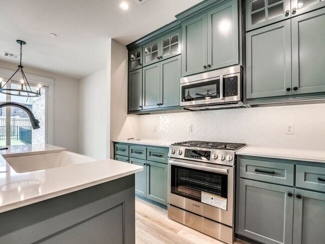 Building Photo - Luxury, Zero Maintenance Living in Edmond!