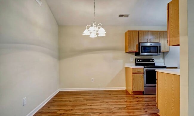 Building Photo - 3 Bedroom Home located Close To Carolina Beach