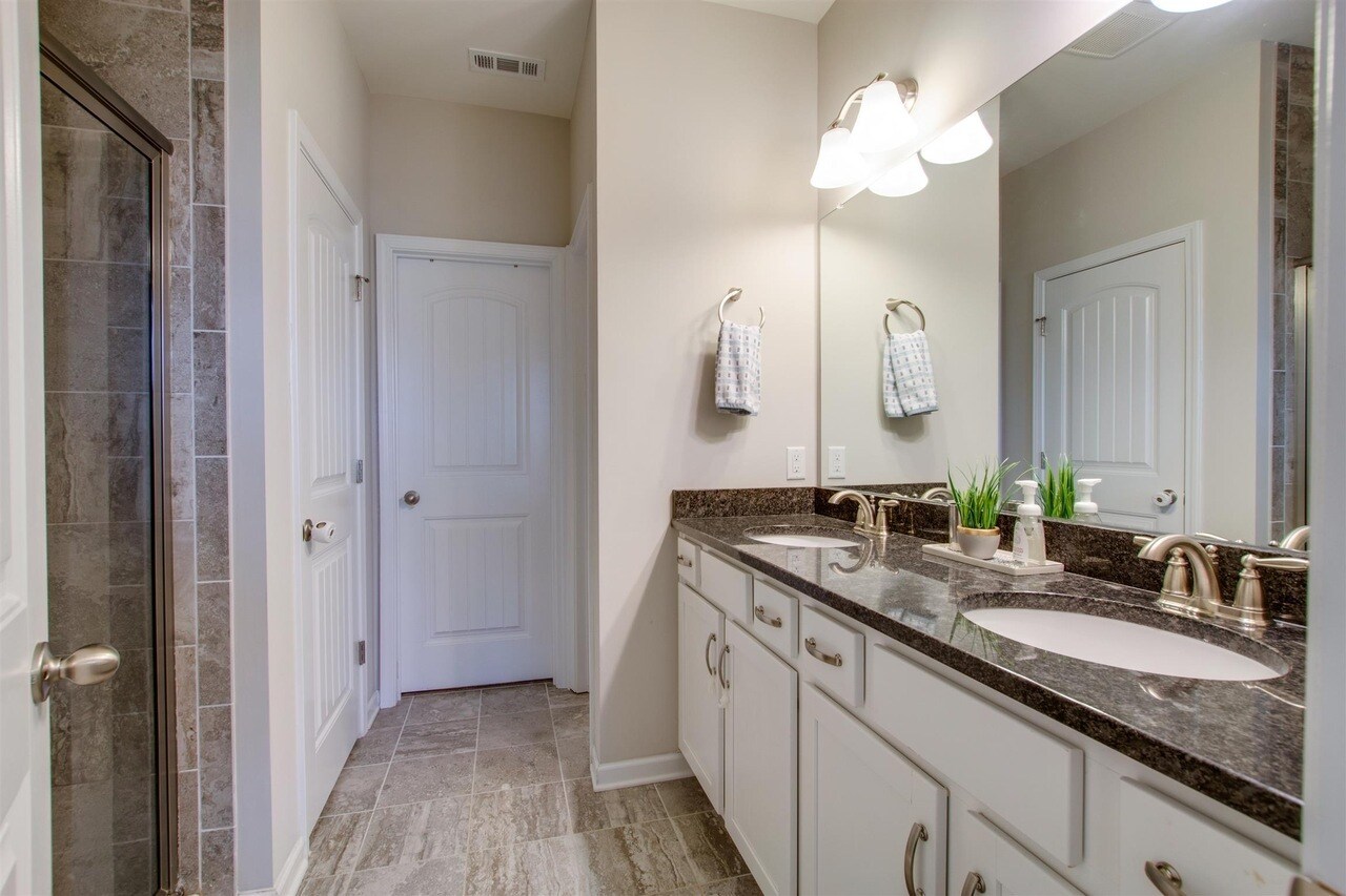 Master bath - 1989 Stonewater Dr