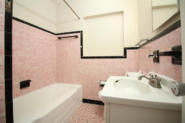 Building Photo - 350 Bonnyview Dr