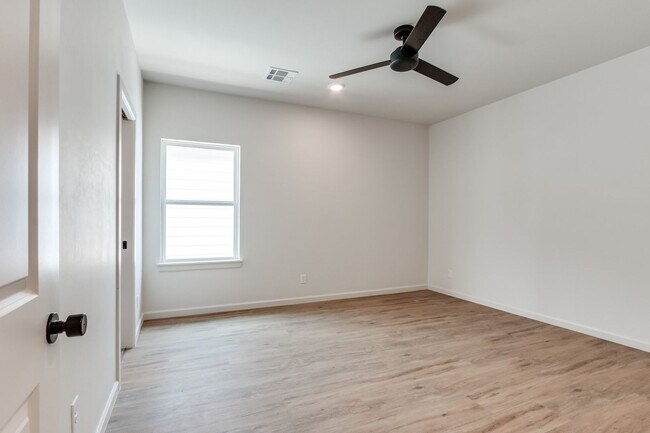 Building Photo - Urban living in Edmond