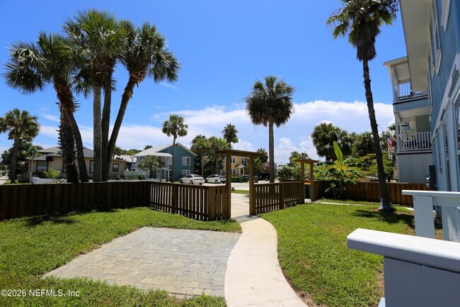 Building Photo - 630 2nd St S