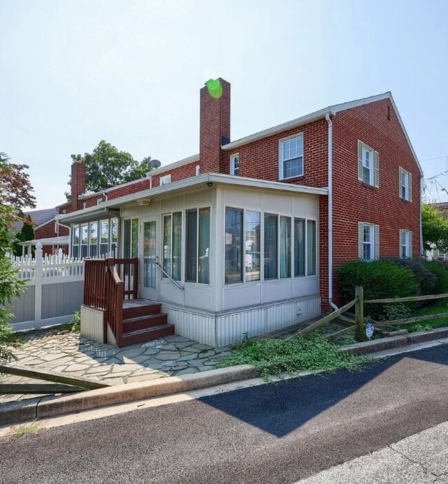 Building Photo - Spacious 2 Bedroom Home with Sunroom and Plenty of Storage!