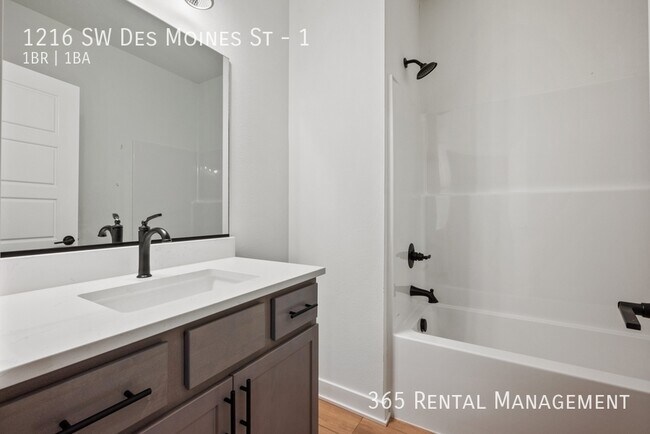 Building Photo - 1216 SW Des Moines St