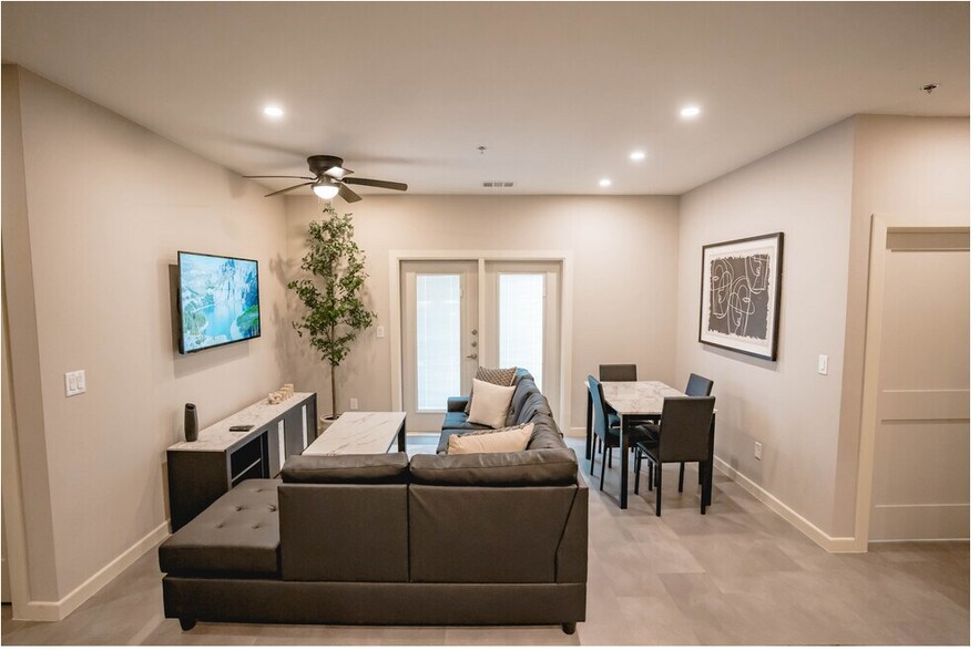 Building Photo - 600 E Dallas Ave