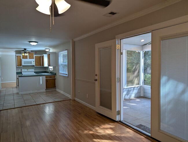 Building Photo - Cozy 2 story, 5 bedroom, 3.5 bathroom hous...