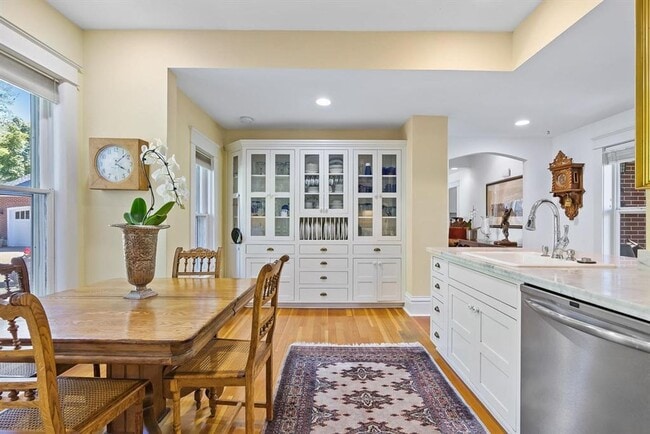 Building Photo - Historic Queen-Anne Style Home