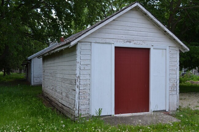 Building Photo - Nice and previously remodeled 2 bedroom w/ detached 3rd bedroom, carport & storage garage in Clay...