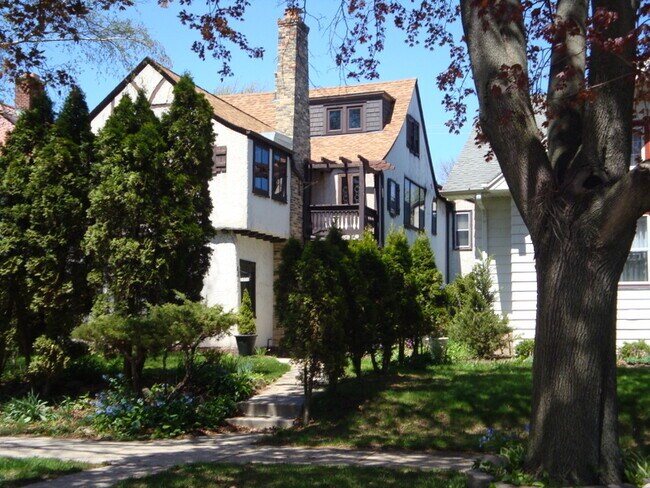 Building Photo - 2206 E Stratford Ct