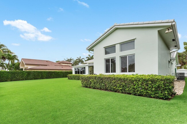 Building Photo - 1356 Thatch Palm Dr