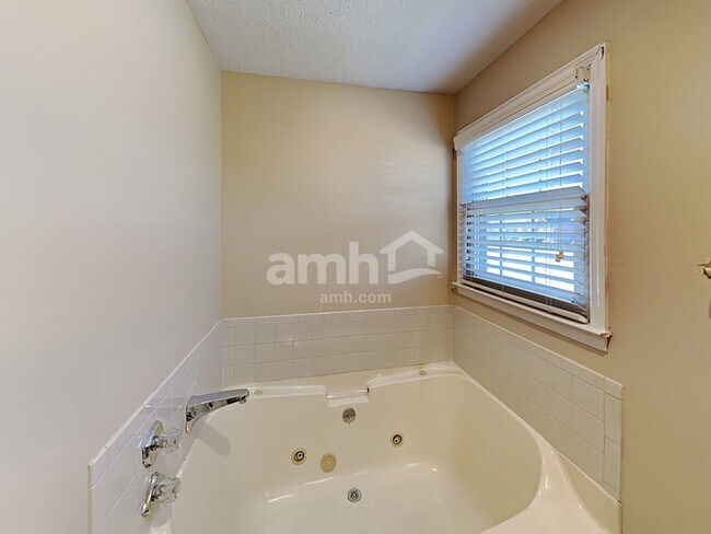 Building Photo - 225 Bluefield Ln