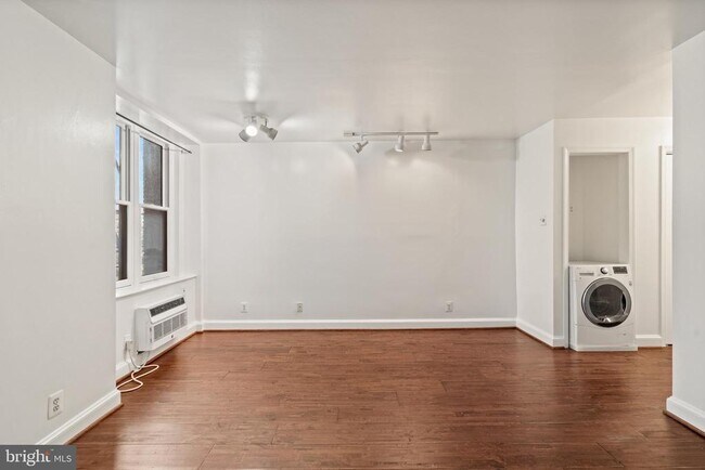 Primary Photo - 1316 New Hampshire Ave NW