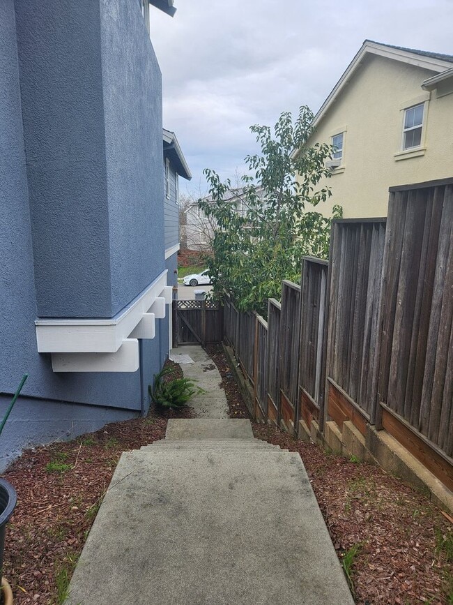 Building Photo - Great Santa Rosa Neighborhood 3 Bedroom, 2.5 Bathrooms