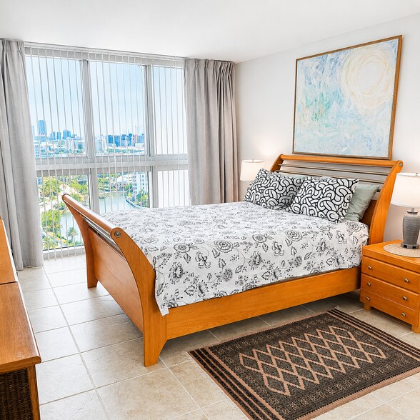 Building Photo - 2655 Collins Ave