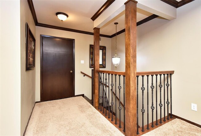 Building Photo - 2802 S Doral Dr