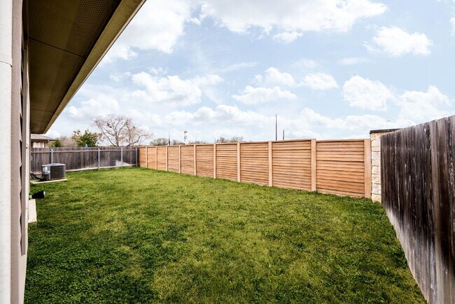 Building Photo - 1 MONTH FREE RENT WITH 18 - 24 MONTH LEASE!!! AVAILABLE THROUGH MARCH ONLY!