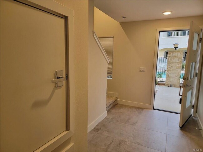 Building Photo - 325 Doheny Way