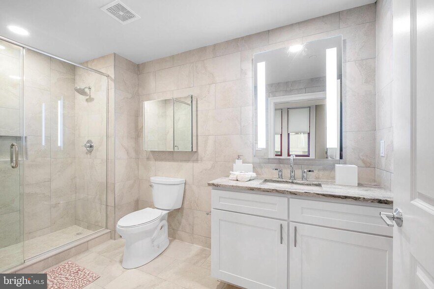 Building Photo - 1422 Chestnut St