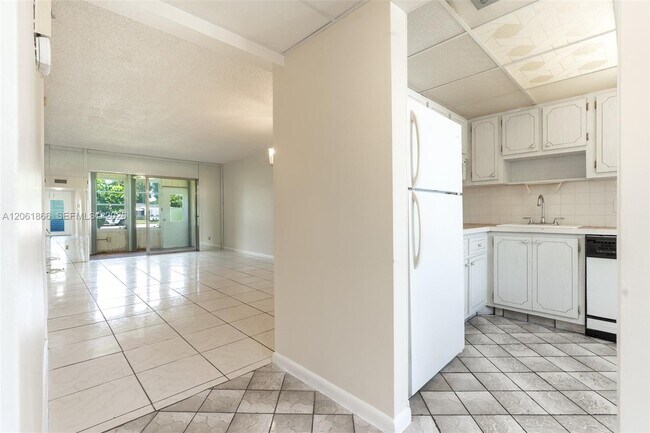 Building Photo - 7877 Golf Cir Dr