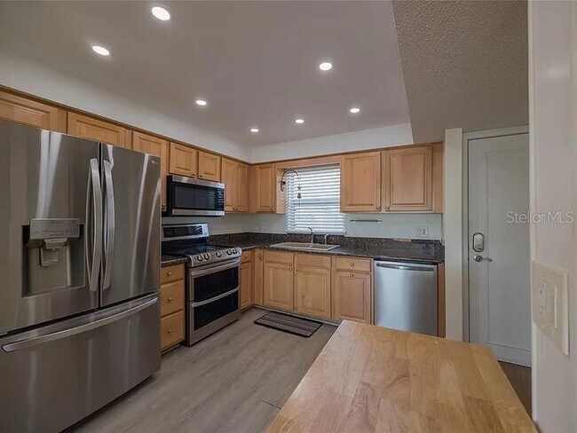 Building Photo - 4775 Cove Cir