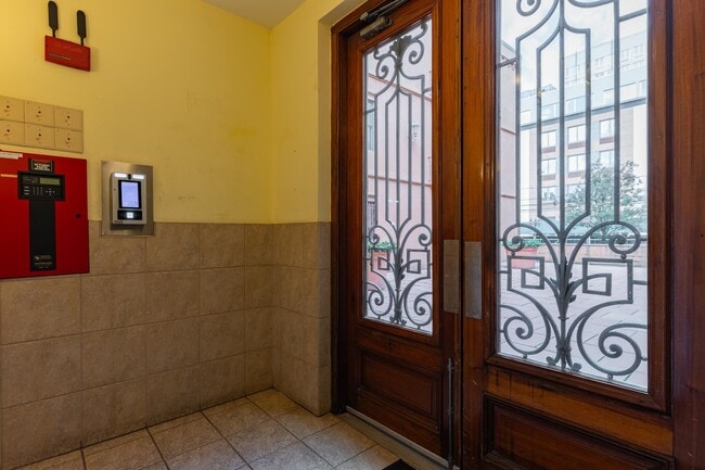 Building Photo - 85 Broadway