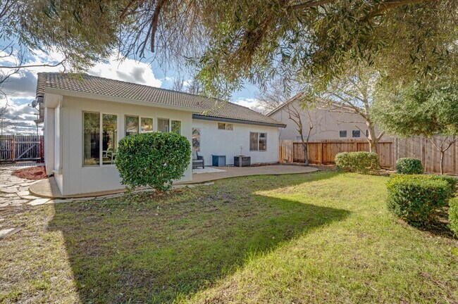 Building Photo - Cozy 3-Bed Sanctuary with 2 Full Baths in Sacramento’s Serene Prairie Dunes