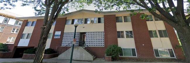 Building Photo - 402 N Prairie St