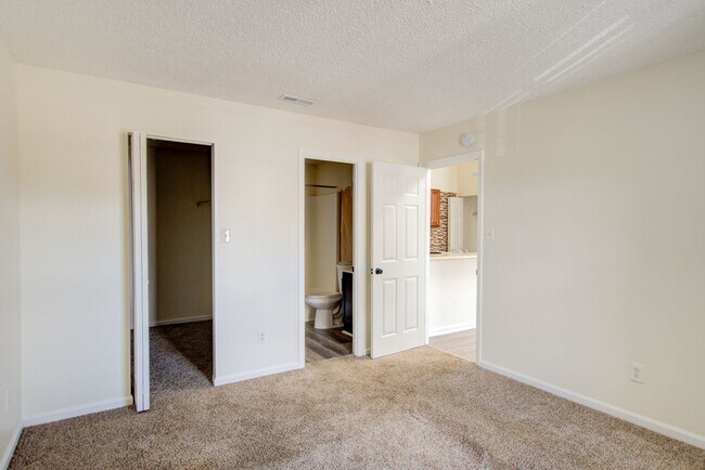 Building Photo - 2 Bedroom, 2 Bath Updated Condo, Newpointe...