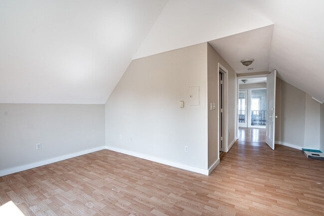 Building Photo - Beautiful 3 Bedroom + Den 2 Full Bath Uppe...