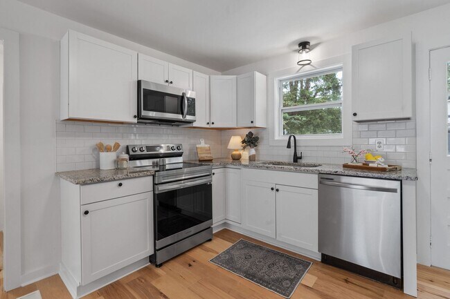 Building Photo - Modern Charm in Desirable East Ridge Neighborhood