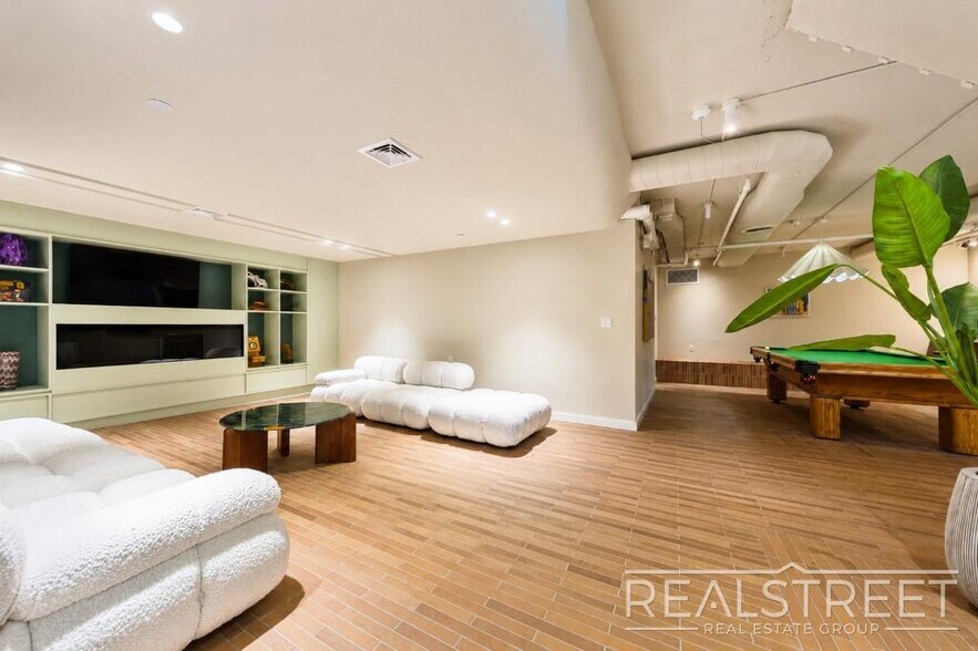 Building Photo - LUXURY 1 BED FLEX IN AN AMENITY PACKED BUILDING IN BUSHWICK
